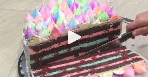 Cut Cake Ideas, How To Cut Cake Slices, How To Cut A Cake For Serving, How To Cut A Round Cake, How To Cut A Round Cake For Serving, How To Cut A Cake, Costco Cake Hack, Cake Videos Decorating, Costco Cake