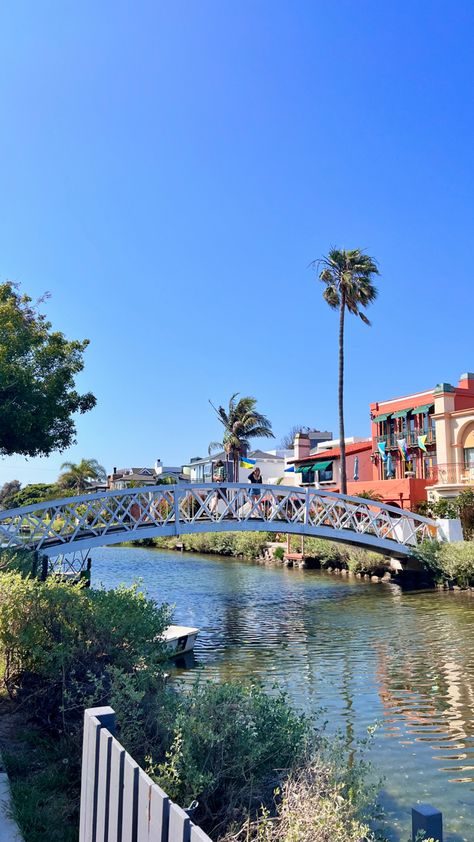 Venice Canals Los Angeles, La Venice Beach, Venice Beach Aesthetic, Venice Canals California, Los Angeles Aesthetic Outfit, Cali Christmas, Los Angeles Venice Beach, Venice Beach Canals, America House