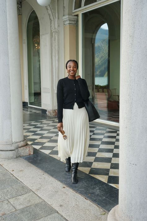 Autumn styling. Long Cardigan Skirt Outfit, Long Skirt Tall Boots Outfit, Long Skirt Boots Outfit, Knee High Boots Outfit Winter, Long Skirt With Boots, Cardigan Skirt Outfit, Long Pleated Skirt Outfit, Skirt Boots Outfit, High Boots Outfit Winter