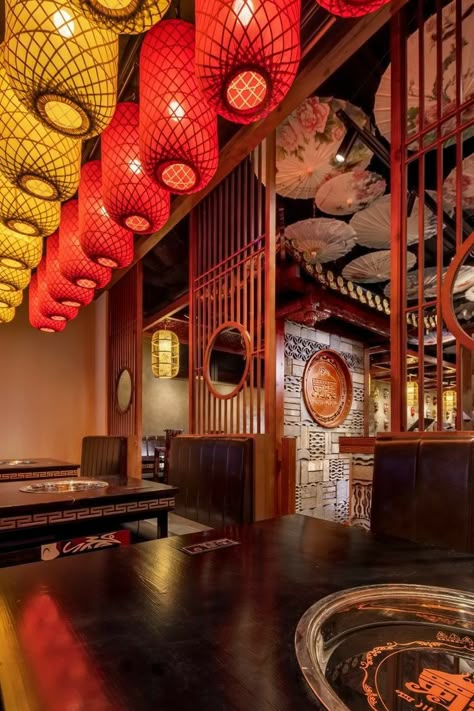 Chinese Hotpot Restaurant, Aesthetic Japanese Restaurant, Hotpot Restaurant Design, Chinese Restaurant Aesthetic, Asian Restaurant Interior Design, Chinese Cafe Design, Modern Asian Restaurant, Chinese Restaurant Interior Design, Asian Restaurant Design