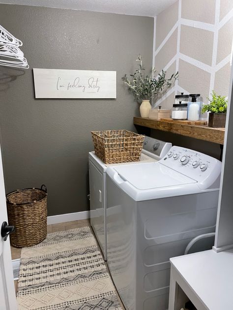 Laundry Room Wall Design Ideas, Laundry Accent Wall Ideas, Laundry Room Ideas Dark Cabinets, Laundry Room Wall Color Ideas, Low Budget Laundry Room Makeover, Accent Laundry Room Wall, Laundry Room Painting Ideas, Accent Wall For Laundry Room, Green Accent Wall Laundry Room