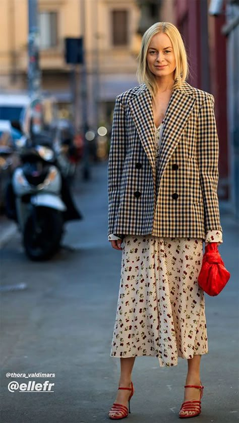 Double breasted plaid blazer with floral dress and red sandals Meeting Outfit, Floral Dress Outfits, Blazer Style, Looks Street Style, A Skirt, Looks Chic, Blazer Outfits, Blazer Fashion, Fall Style