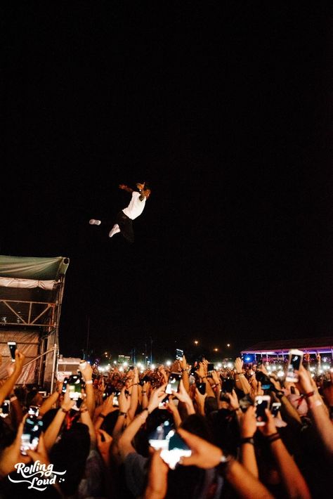 Rolling Loud 2k17 Lil Uzi Vert Stage Dive Stage Dive Aesthetic, Rolling Loud Aesthetic, Loud Music Aesthetic, Stage Dive, Uzi Vert Aesthetic, Lil Uzi Vert Wallpaper, Rolling Loud Concert, Lil Uzi Aesthetic, Lil Uzi Vert And Playboi Carti