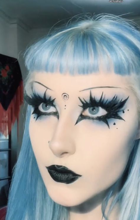 blue goth makeup by _creative.overthinker_ on instagram Soft Goth Eye Makeup, Crazy Goth Makeup, Blue Witch Makeup, Makeup With Contacts, Black And Blue Makeup Looks, Tras Goth Makeup, Rainbow Goth Makeup, Black And Blue Makeup, Goth Christmas Makeup