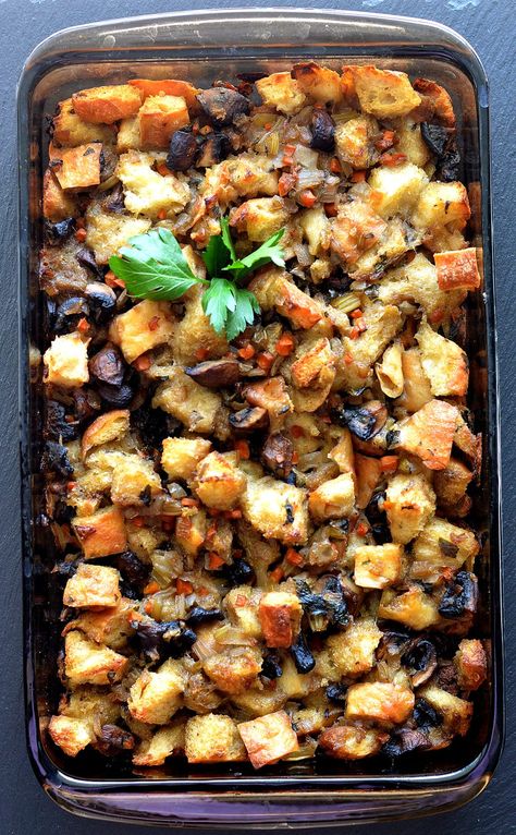 Vegan Stuffing Casserole, Stuffing With Mushrooms, Sustainable Recipes, Thanksgiving Recipes Drinks, Vegan Casseroles, Vegan Stuffing, Mushroom Stuffing, Vegetarian Stuffing, Vegan Turkey