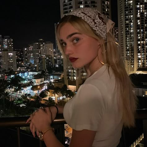 Meg Donnelly https://familytron.com/meg-donnelly/ Hi Sisters, Larry The Lobster, Cheer Captain, Meg Donnelly, Disney Cast, Zombie Disney, The Lobster, Me As A Girlfriend, Life Is Strange