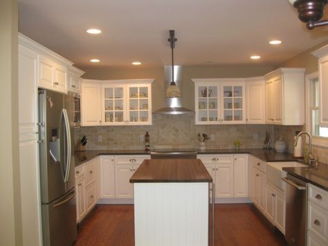 u-shaped kitchen with island counter Kitchen Layout U Shaped, Small U Shaped Kitchens, Small U Shaped Kitchen, L Shape Kitchen Layout, Split Level Kitchen Remodel, Tiny Kitchen Remodel, Kitchen Layouts With Island, Shaped Kitchen, Kitchen Design With Island