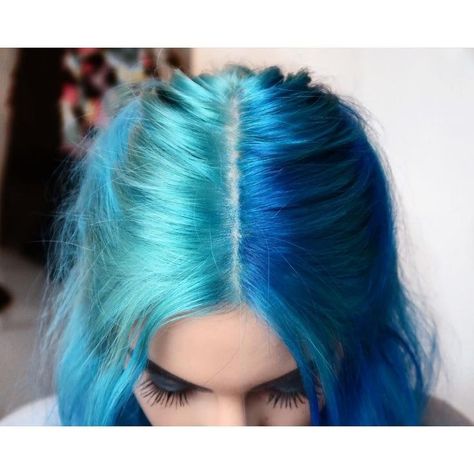 Blue And Green Hair, Hair Meme, Half And Half Hair, Split Dye, Split Dyed Hair, Split Hair, Peinados Fáciles Para Cabello Corto, Hair Color Blue, Dye My Hair