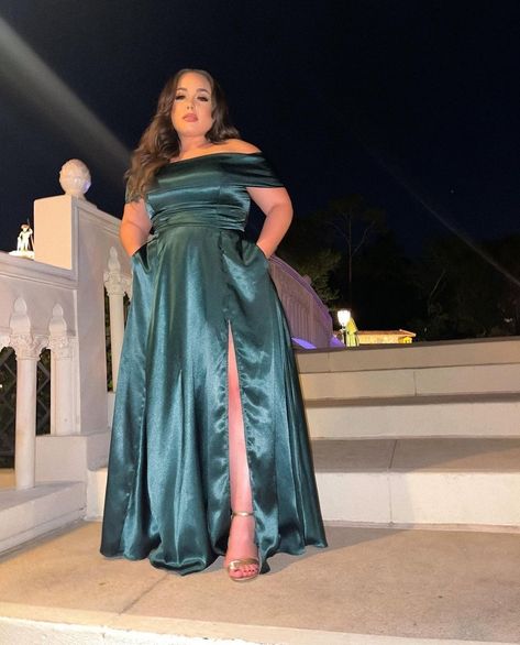 Prom Dresses For Oversized Women, Gala Dresses Elegant Plus Size, Curvy Prom Dress Plus Size, Grad Dresses Plus Size, Prom Dresses Curvy Plus Size, Chubby Prom Dresses, Plus Size Prom Dresses With Sleeves, Curvy Prom Dress, Prom Dresses Curvy