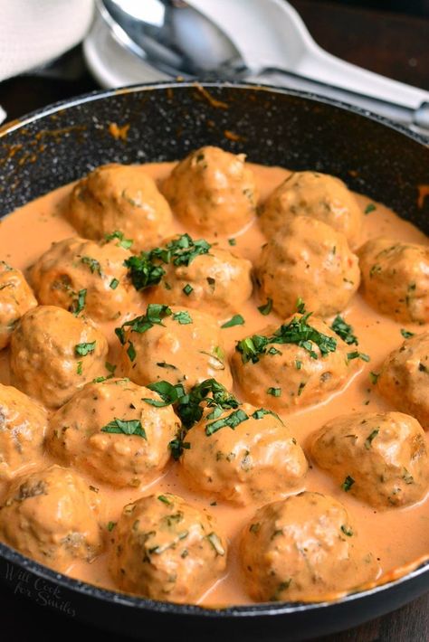 Creamy Tomato Basil Meatballs in a pan with a spoon in the background Creamy Tomato Basil Sauce, Basil Meatballs, Savory Meatballs, Meatball Recipes Easy, Tomato Basil Sauce, Basil Sauce, Beef Meatballs, Creamy Tomato Sauce, Tomato Basil