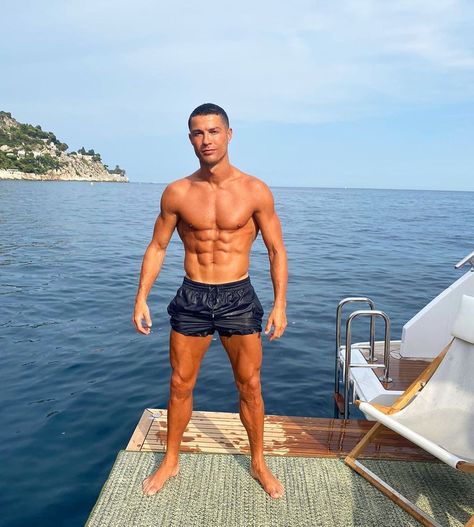 The Foods Behind Cristiano Ronaldo's Physique, from a Manchester United Insider Ronaldo Shirtless, Cristiano Ronaldo Shirtless, Cristiano Ronaldo Body, Ronaldo Cristiano, Cool Mens Haircuts, كريستيانو رونالدو, Shirtless Men, Soccer Players, On Board