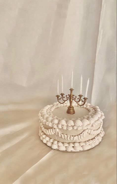 Old Money Cake, Victorian Style Cake, Aesthetic Vintage Cake, Victory Cake, Victorian Cake, Money Birthday Cake, Victorian Cakes, 1st Year Cake, Cake With Candles