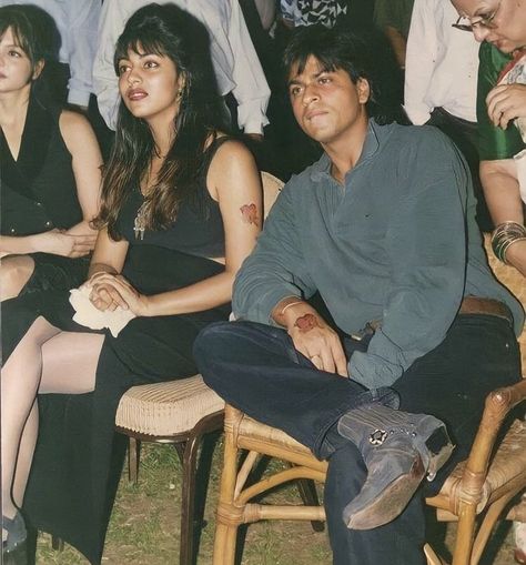 Shahrukh Khan 90s, Srk Shahrukh Khan, Srk Gauri, Shahrukh Khan Family, Gauri Khan, Good Night Everyone, Retro Bollywood, Bollywood Updates, 90s Bollywood