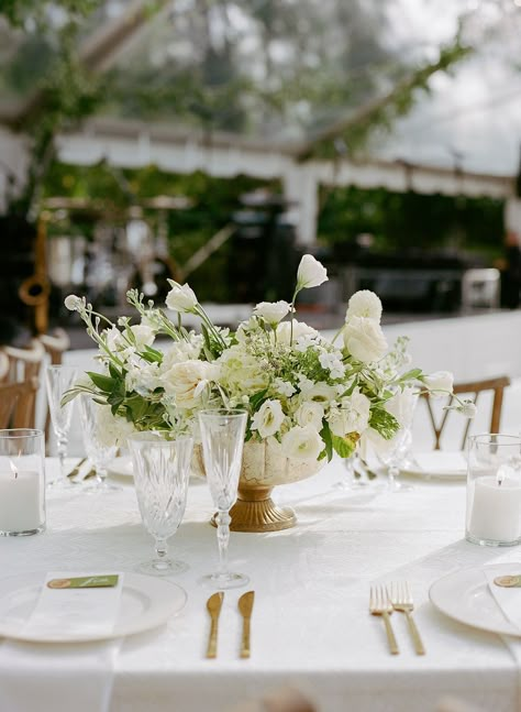 Round Wedding Table Centrepiece, Large White Centerpiece Wedding, Low White Floral Centerpieces, Candles On Table Wedding, Spring Wedding Tablescapes Round, Green And White Wedding Aisle, White Wedding Floral Centerpieces, White Centerpiece Wedding, Flower Arrangements White