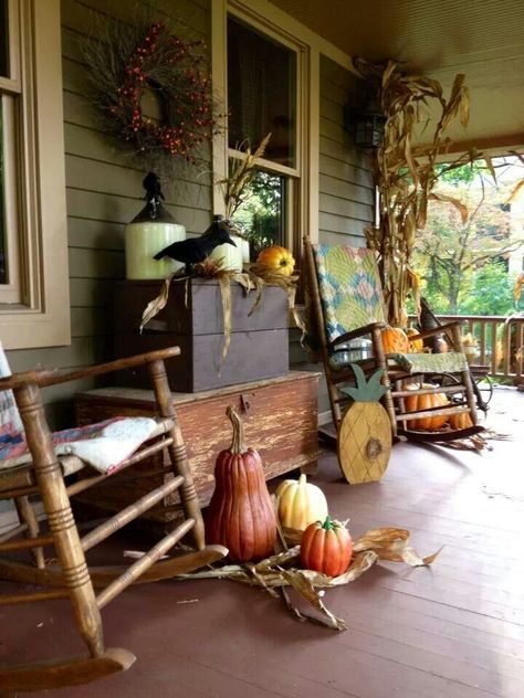 Prim Fall Porch Decor❤️ Primitive Porch, Country Porches, Decorating Porch, Autumn Country, Fall Porch Decor, Summer Cabin, Porch Lights, Primitive Homes, Country Gardens