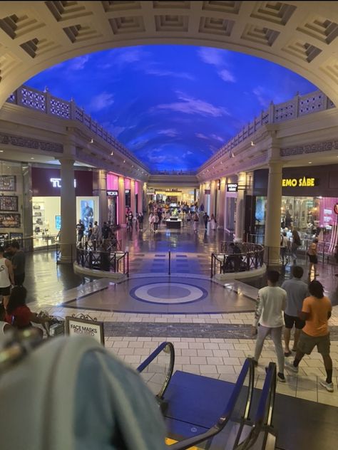 shopping mall with clouds painted on the ceiling 21st Birthday Vegas, Venetian Hotel Las Vegas, Vegas Shopping, Birthday Vegas, Las Vegas Shopping, Vegas Pools, Venetian Hotel, Venice Hotels, Vegas Theme