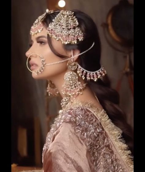 Pakistani Brides Jewelry Ideas, Pink Lengha, Pakistani Attire, Bangladeshi Wedding, Desi Things, Pakistani Bridal Hairstyles, Desi Aesthetics, Bridal Hijab, Bridal Dupatta