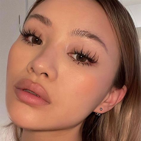 Spider lashes—also called Manga lashes��—are all over TikTok for their resemblance to cartoon characters. Here's everything you need to know about the trend. Spider Eyelashes, Spidery Lashes, Spider Lashes, Manga Lashes, Pelo Anime, Pretty Lashes, Eyelash Extentions, Summer Makeup Looks, Wispy Lashes