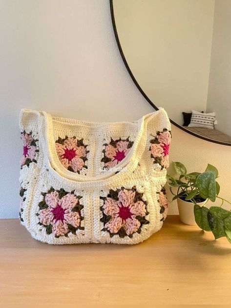 Granny Square Tote Bag, Granny Square Tote, Crochet Granny Squares, Crochet Design Pattern, Kawaii Crochet, Crochet Granny Square, Crochet Fashion Patterns, Fun Crochet Projects, Crochet Tote