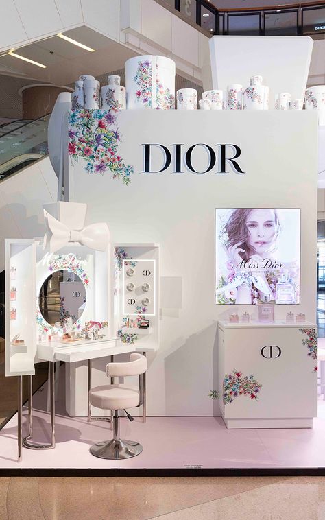 Miss Dior Blooming Bouquet Pop-Up Space, Harbour City Hong Kong. Dior Pop Up Store, High Ceiling Living Room Modern, Ceiling Living Room Modern, Boy Ootd, Pink Event, Beauty Retail, Shop In Shop, Store Plan, High Ceiling Living Room