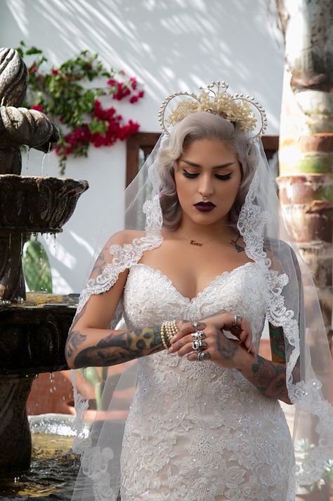 Love how it looks edgy with the makeup and elegant! Perfection. Rockabilly Wedding, Brides With Tattoos, Boda Mexicana, Facial Piercings, Model Pose, Mexican Wedding, A Wedding Dress, Wedding Goals, Halloween Wedding