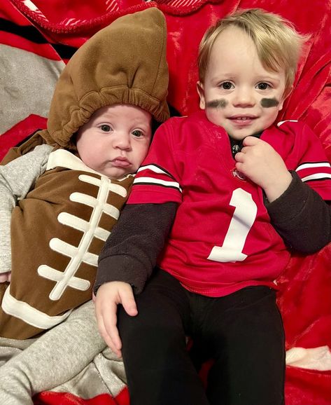 Football player, and the football! Super cute brother costume. Football Player Halloween Costume, Brother Halloween Costumes, Football Player Halloween, Football Halloween Costume, Football Player Costume, Toddler Football, Football Baby, Toddler Halloween Costumes, Family Halloween Costumes