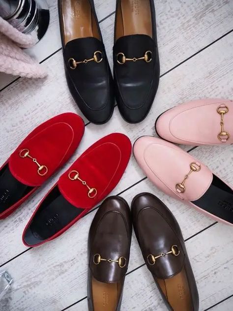 Cómo usar mocasines con estilo: Tips de moda para lucir sofisticada y cómoda Gucci Jordaan Loafer, Gucci Jordaan, Gucci Boots, Gucci Loafers, Gucci Handbags, Gucci Shoes, Suho, Me Too Shoes, Shoes Flats