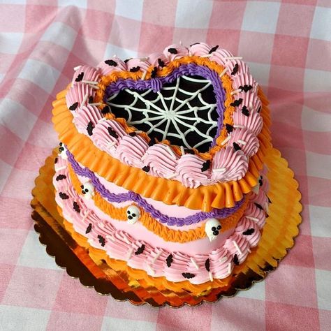 Scary Halloween Cakes, Cakes Aesthetic, Pasteles Halloween, Cakes Simple, Spooky Cake, Halloween Birthday Cakes, Halloween Themed Food, Vintage Birthday Cakes, Halloween Fest