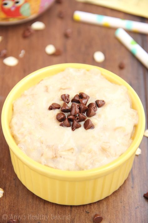 This healthy oatmeal tastes exactly like a slice of Chocolate Chip Cheesecake but has 9 grams of protein & barely 200 calories! Cheesecake Oatmeal, Oatmeal Pudding, Oatmeal Ideas, Calorie Breakfast, Ww Breakfast, Oat Recipes, Chocolate Chip Cheesecake, Overnight Oatmeal, Ideal Protein