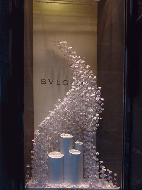 Fashion Window Display, Jewelry Shop Display, Jewelry Store Interior, Luxury Windows, Window Display Retail, Decoration Vitrine, Jewelry Store Design, Store Window Displays, Window Display Design