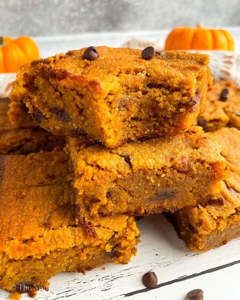 Protein Blondies, Pumpkin Chocolate Chip Bars, Pumpkin Protein, Inflammatory Recipes, Protein Baking, Chocolate Chip Bars, Cheesecake Bar Recipes, Keto Pumpkin, Protein Treats