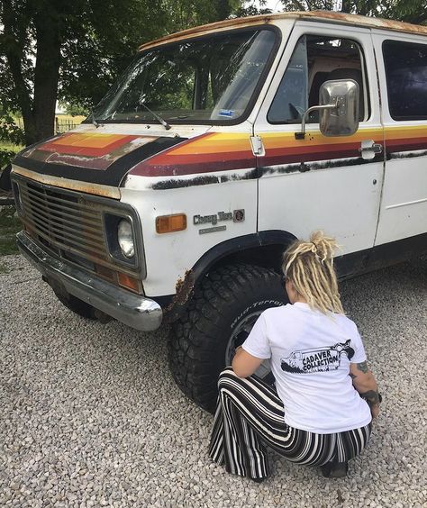 Cool Vans Vehicles, Retro Truck Paint Job, Retro Van Stripes, 80s Car, Old Vans Vehicles, 70s Volkswagen Van, Vans Vintage, Vans Painted, Car Stripes