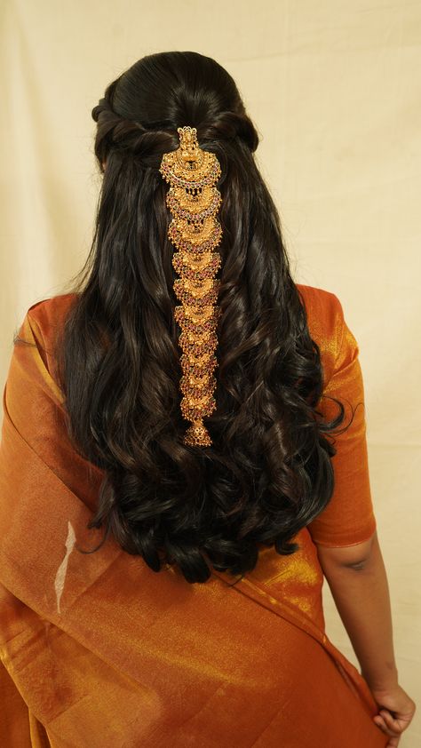 South Indian Bride Head Jewellery, Indian Hair Accessories Jewelry, Indian Sari Hairstyles, Royal Indian Hairstyles, Braided Hairstyles South Indian, Simple Hairstyles For Indian Outfits, Indian Bridal Hair Accessories, Indian Aesthetic Hairstyles, Desi Hair Accessories