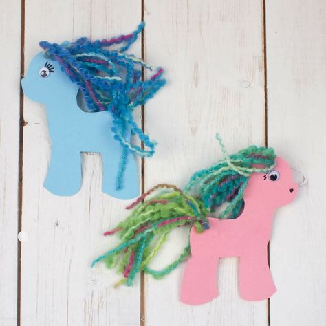 Super simple My LIttle Pony craft with free printable to colour or decorate perfect to celebrate the new My Little Pony movie Pony Craft, Hobbies For Girls, Cardboard Craft, Pony Birthday Party, Paper Yarn, My Little Pony Party, Yarn Craft, Horse Crafts, Pony Party