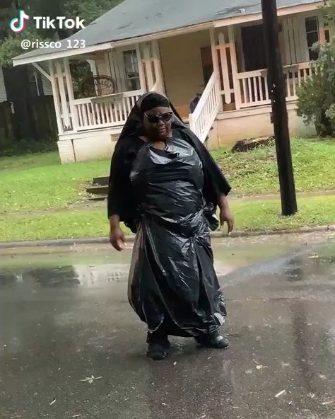 Missy Elliott on Instagram: “Yooooo WAIT yall still using these trash bags as “The Rain” outfits? 🤦🏾‍♀️ them trash bags not cheap😳🤷🏾‍♀️😂🤣! Yo socks getting soaked ma😩😂…” Trash Bag Dress, Rain Outfits, Dumping Syndrome, Plastic Outfit, Can't Hold Us, Missy Elliot, Rain Outfit, Aladdin 2019, Missy Elliott