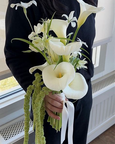 Minimalist Wedding Bouquet, Calla Lillies Wedding, White Calla Lily Bouquet, Lily Bridal Bouquet, White Calla Lilies, Nyc Florist, Calla Lily Bouquet Wedding, Calla Lily Bridal, Calla Lily Wedding