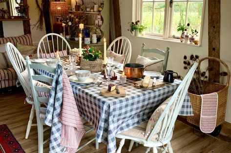 Interview with Tori Murphy Textile Designer – My English Country Cottage Tori Murphy, Mid Twenties, English Farmhouse, English Country Cottage, A Fashion Designer, Pet Style, Textile Designer, Farmhouse Country, Simple Pleasures