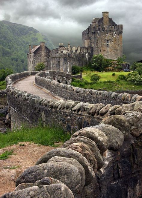 Eilean Donan, Castles In Scotland, Abandoned Castles, Ireland Landscape, Scotland Castles, Scottish Castles, Chateau France, Beautiful Castles, A Castle