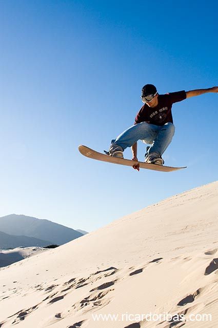 Sandboarding na Joaquina Sand Boarding, Brazil Beaches, Snow Surfing, Tell Me Something, Extreme Adventure, Brazil Travel, Adventure Sports, Adventure Camping, Extreme Sports