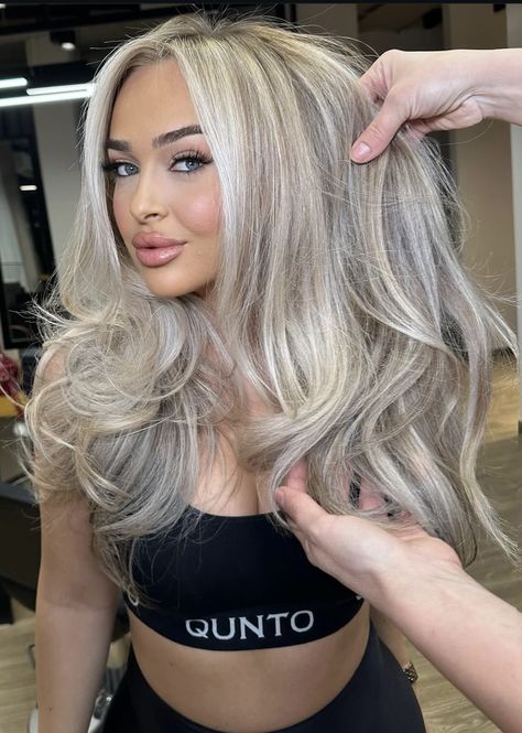 Ash Blonde Hair Balayage, Soft Blonde Hair, Sunny Hair, Highlight Brown, Brown With Blonde, Ice Blonde Hair, Perfect Blonde Hair, Blonde Highlights On Dark Hair, Icy Blonde Hair