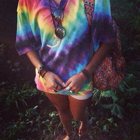 Simple tie dye shirt + round sunglasses + boho bag Tie Dye Aesthetic, Cloth Drawing, Smart Casuals, Summer Fashion Accessories, Estilo Hippy, Estilo Indie, How To Tie Dye, Dresses Dresses, Indie Fashion