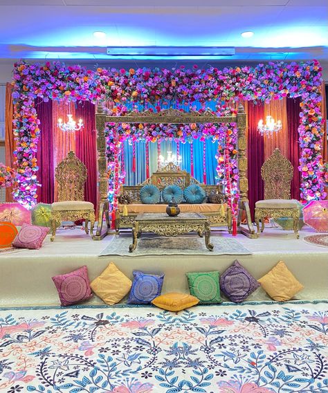 Pakistani Baraat Decor, Mehndi Set Up, Night Mehendi Decor Ideas, Mendhi Dress, Mehndi Stages, Mehndi Stage Decoration Pakistani, Punjabi Ladies Sangeet Decor, Desi Wedding Decor Mehndi Stage, Sangeet Decoration Night Indoor