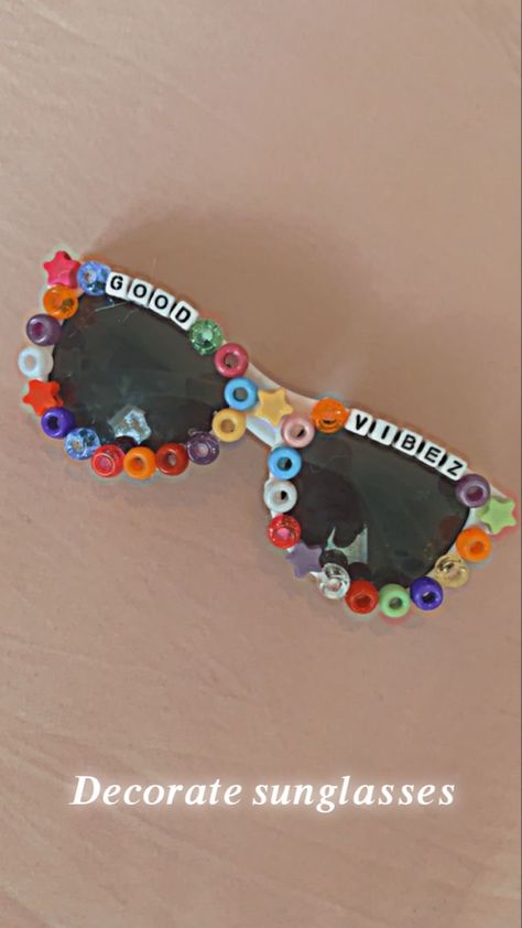 Beaded Sunglasses Diy, Sunglasses With Beads, Sunglasses Preppy, Sunglasses Diy, Preppy Sunglasses, Crazy Sunglasses, Aesthetic Sunglasses, Diy Sunglasses, Fun Sunglasses