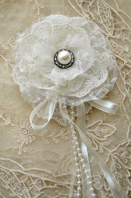 Lace Flowers Tutorial, Shabby Chic Flowers, Material Flowers, Made Flowers, Fabric Flower Brooch, Lace Crafts, Making Flowers, Fabric Brooch, Shabby Flowers