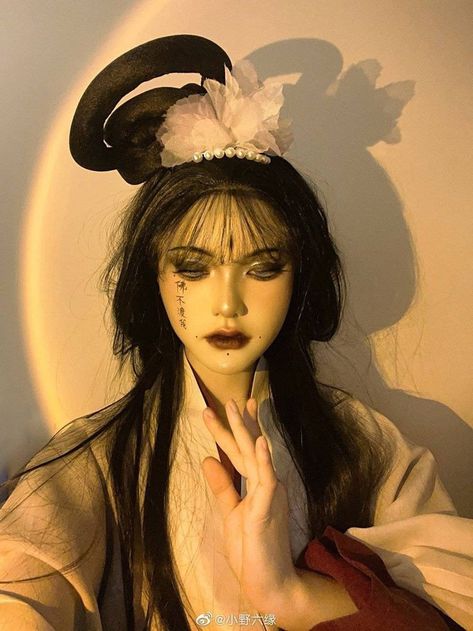 Geisha Halloween Makeup, Chinese Halloween Makeup, Halloween Makeup Asian, Douyin Halloween Makeup, Geisha Makeup Halloween, Traditional Japanese Makeup, Chinese Opera Makeup, Asian Halloween, Evil Mermaids