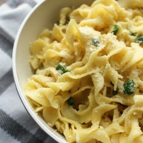 Cheesy Buttered Noodles with chopped green onions in a white bowl Egg Noodle Side Dish, Tasty Noodles Recipe, Buttered Noodles Recipe, Fasta Pasta, Healthy Ramen, Butter Noodles, Pasta Side, Homemade Egg Noodles, Noodle Recipes Easy