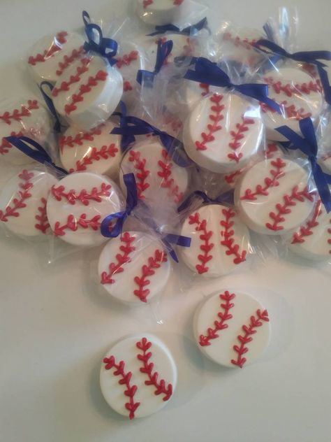 These are perfect for the team or a baseball themed party or event. You receive 12 chocolate covered oreos, each individually wrapped and tied with a bow. If ordering during warmer months or if you live in a warm location, order chocolates with ice packs. All orders are made fresh when ordered. Once your order is complete and shipped, you will be notified. I use USPS priority mail. Delivery between 2-3 business days. Please have someone home to receive package upon delivery. If left outside duri Baseball Treats, Team Celebration, Baseball Snacks, Baseball Party Favors, Oreo Treats, Team Snacks, Baseball Theme Party, Dipped Oreos, Dipped Cookies