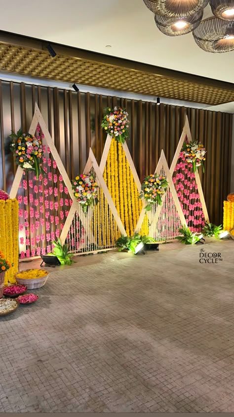 Stage Decoration Ideas For College Fest, Stage Decoration Ideas For School, Lohri Decoration Ideas, Haldi Decoration Ideas, Haldi Ceremony Decorations, Elegant Entrance, Haldi Decoration, Simple Stage Decorations, Home Flower Decor