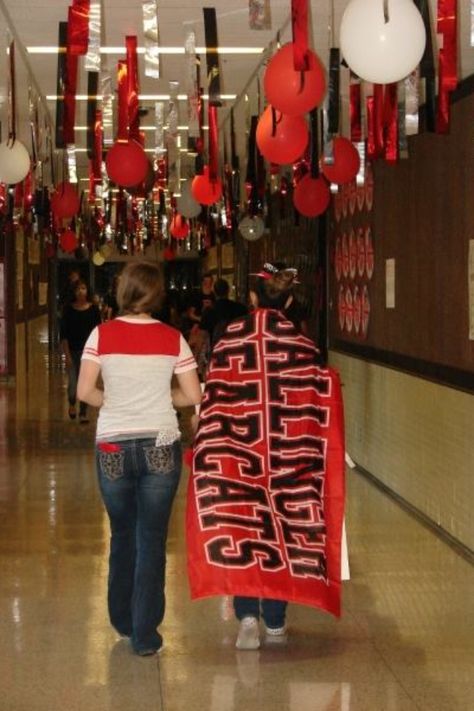 That's school spirit. (WB - can we hang things from the ceiling in the Commons area?) Homecoming Hallways, Locker Room Decorations, School Hallway Decorations, Hallway Decorations, Pep Club, Rally Idea, Homecoming Decorations, Homecoming Spirit Week, School Spirit Week