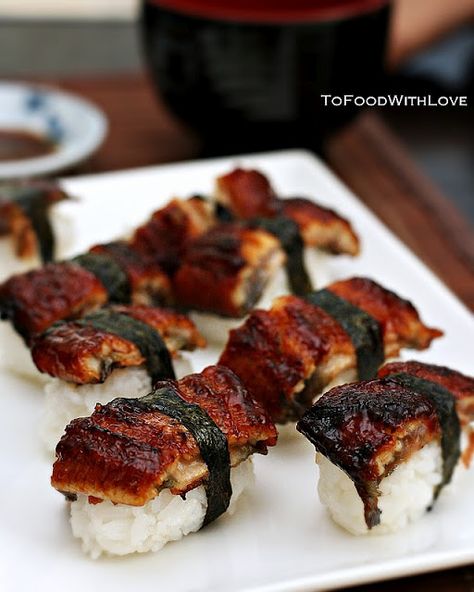 Unagi Sushi Unagi Sushi, Grilled Eel, Eel Sushi, Sushi Roll Recipes, Rice Rolls, Japan Sushi, Sushi Recipes, Japan Food, Chopsticks